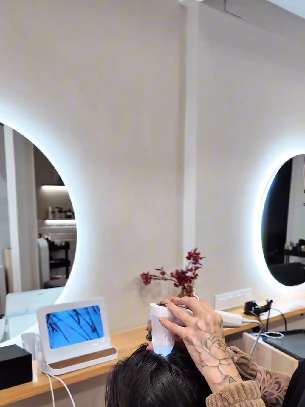Scalp diagnosis with a micro-camera before the hair spa: the screen shows the fibre magnified