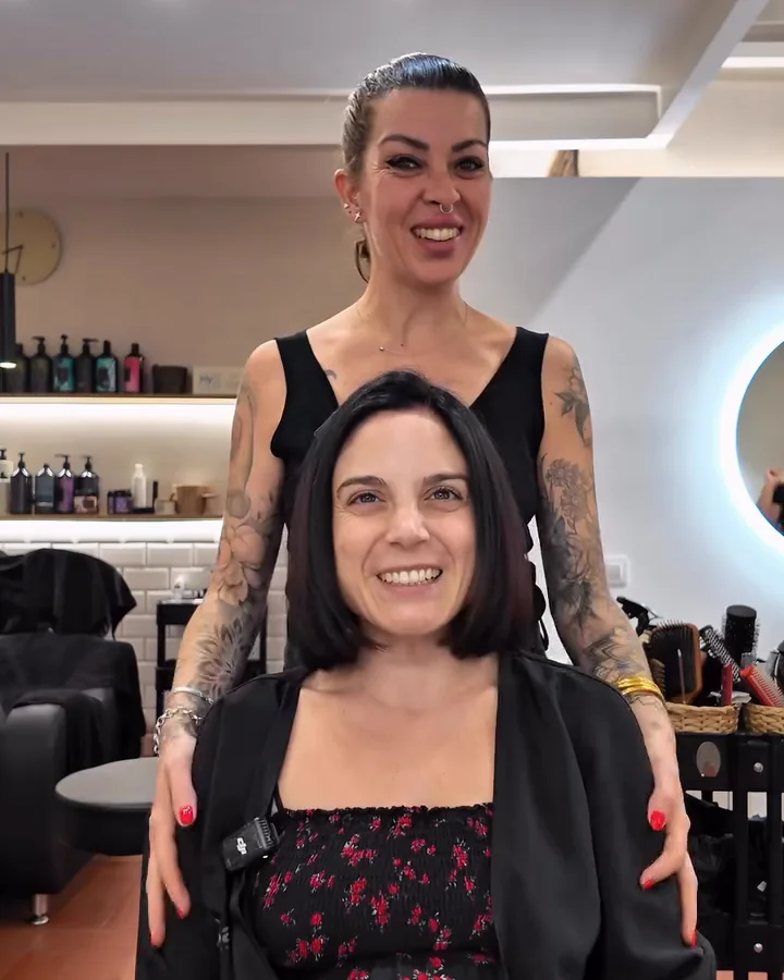 Sara, embarazada de siete meses, sonríe al terminar con Eva detrás, en el salón Mi Momento. Fotograma del vídeo del salón.